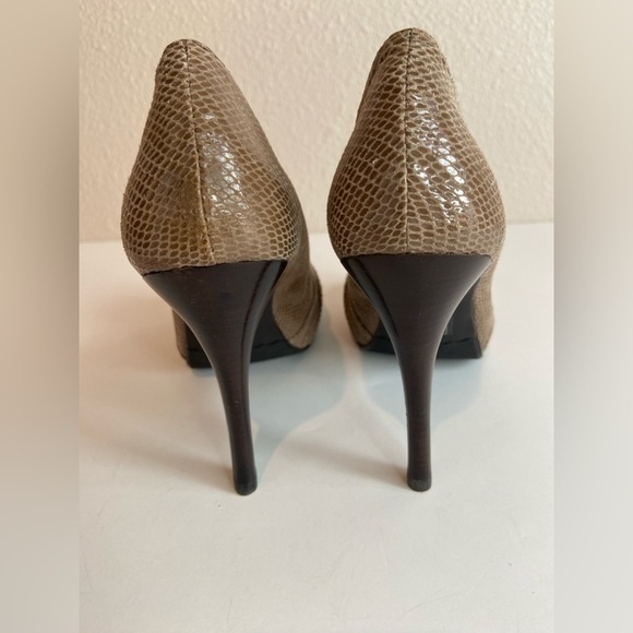 Moda Spana~Like New~Shimmery Taupe Faux Snakeskin Peep Toe Stilettos~Size 6 - Picture 7 of 14